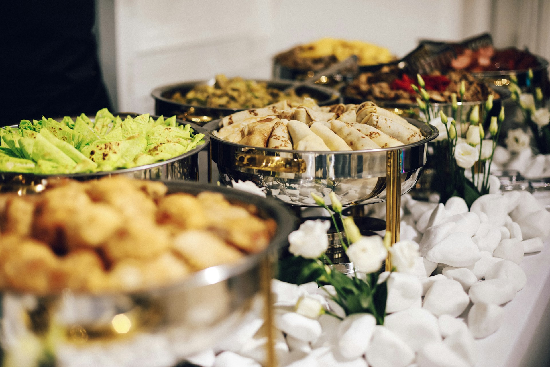 Özenle düzenlenmiş catering sunumu